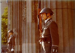 egphoto2.jpg (14940 bytes)